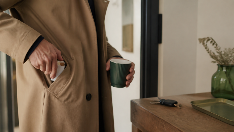 Main dans la poche, cigarette et tasse à la main, illustrant un geste automatique lié au tabac