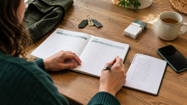 Personne planifiant son arrêt du tabac dans un calendrier et un carnet