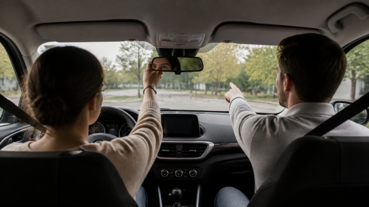 Une conductrice et son accompagnateur se préparent à reprendre la conduite, en observant la route